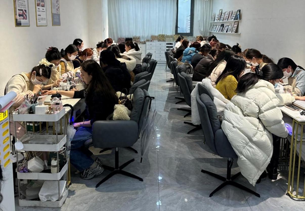 新年悦己消费“美丽三件套”需求暴涨,美团:美发、美甲团购搜索量环比增长9成